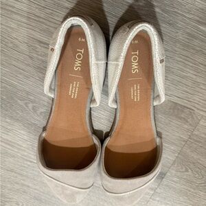TOMS Women's Gray Flats size 9 like new